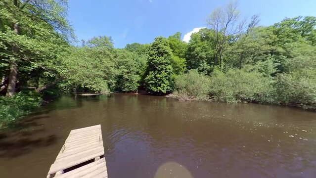 Steg an der Aster in Hamburg im Sommer an der Mellingburger Schleuse