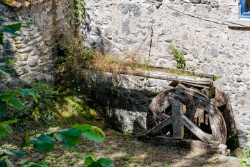 vieille roue à aube en bois d'un vieux moulin à huile ne fonctionnant plus et abandonné sur un...