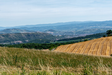 panorama sur la vallée de la limagne dans le puy de dôme avec le village de Perrier et la ville d'Issoire par une belle journée d 'été