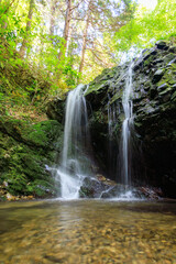 Obraz premium 城山川の上流にある御主殿の滝。 戦国時代の悲しい逸話がある。 日本国東京都八王子市、八王子城跡にて。 2024年5月撮影。 Goshuden Falls is located in the upper reaches of the Shiroyama River. There is a sad anecdote from the Warring States period. 