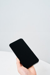 スマートフォンを持つ女性の手元