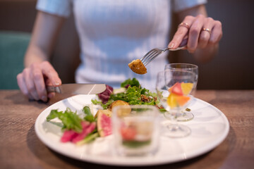 沢山の野菜を食べる女性の手元