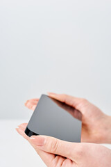 スマートフォンを持つ女性の手元