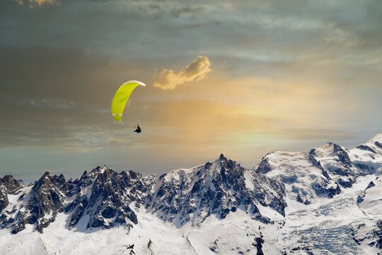 un parapentiste sur le brevent Chamonix