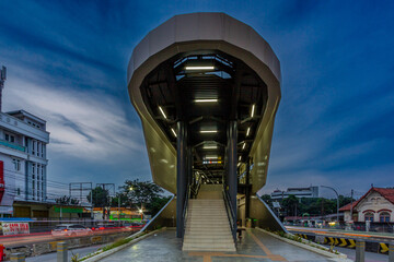 Naklejka premium city bridge at night