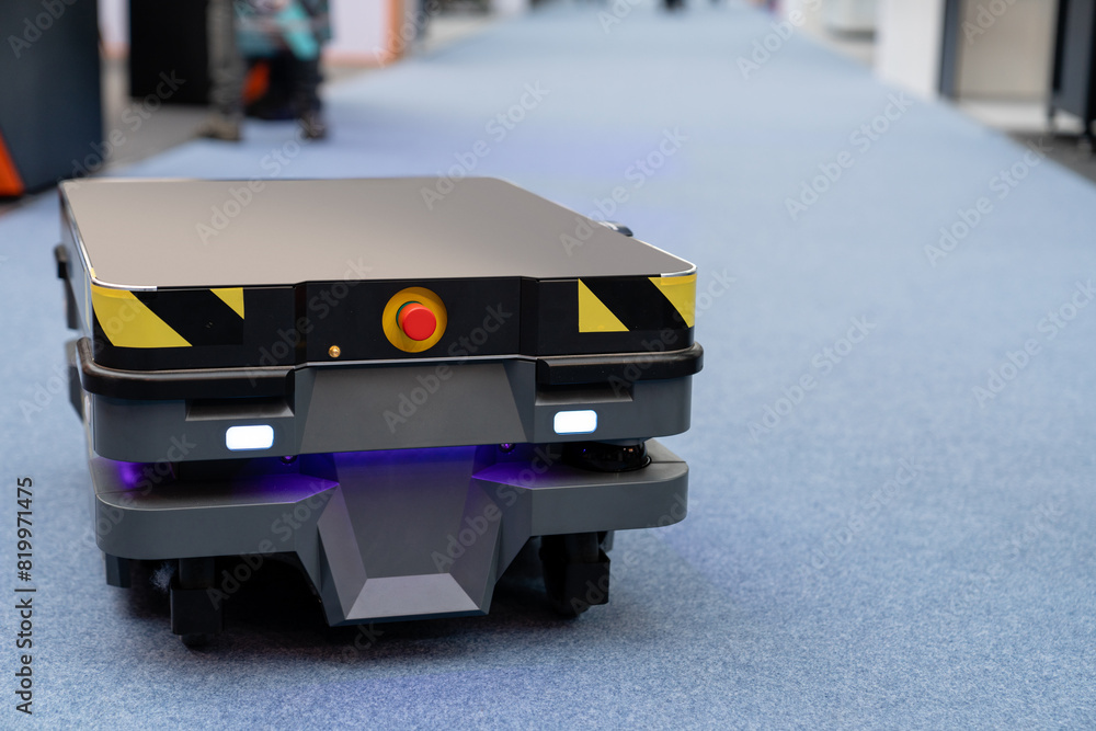 Poster mobile robot for transporting a box in a warehouse
