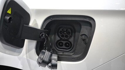 Charger on electric cars to recharge