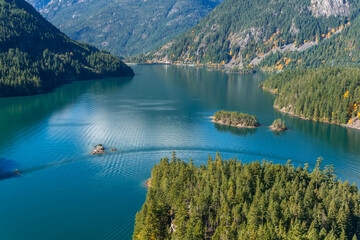 Obraz premium Diablo Lake Overlook at Ross Lake near the town of Mazama in the North Cascades mountains, Washington State, USA.