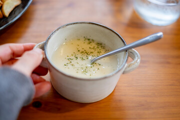 野菜スープを食べる