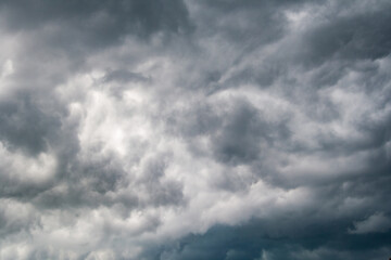 Obraz premium Dunle Gewitterwolken. Donner ist schon zu hören. Es regnet noch nicht.