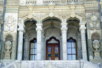 Obraz premium Entrance to the Küçüksu Palace from the Bosphorus: a close-up fragment of the luxurious decoration in the Ottoman Baroque style. Impressive places in Istanbul (Türkiye)