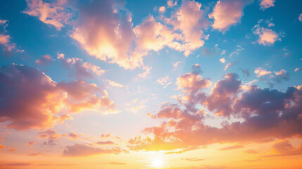 Obraz premium Golden Sunset Sky with Dramatic Clouds 