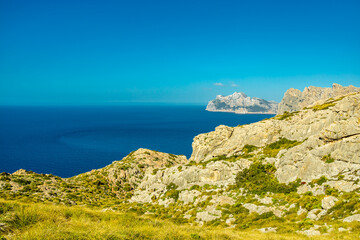 Abendwanderung zum Puig de I'Águila vor den Toren der Bucht von Cala Sant Vicenç auf der Balearen...