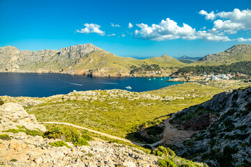 Abendwanderung zum Puig de I'Águila vor den Toren der Bucht von Cala Sant Vicenç auf der Balearen...