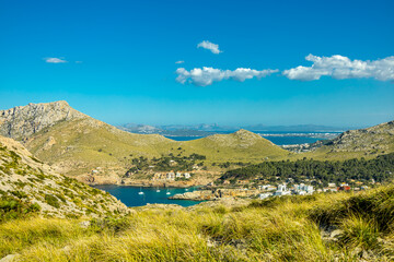 Abendwanderung zum Puig de I'Águila vor den Toren der Bucht von Cala Sant Vicenç auf der Balearen...