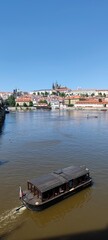 Ausflugsboot auf der Moldau in Prag