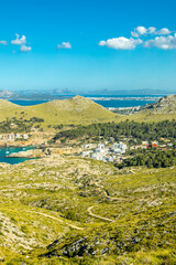 Abendwanderung zum Puig de I'Águila vor den Toren der Bucht von Cala Sant Vicenç auf der Balearen...