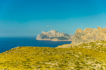 Abendwanderung zum Puig de I'Águila vor den Toren der Bucht von Cala Sant Vicenç auf der Balearen...