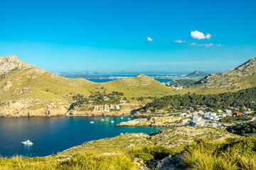 Fototapeta premium Abendwanderung zum Puig de I'Águila vor den Toren der Bucht von Cala Sant Vicenç auf der Balearen Insel Mallorca - Spanien