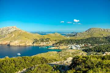Obraz premium Abendwanderung zum Puig de I'Águila vor den Toren der Bucht von Cala Sant Vicenç auf der Balearen Insel Mallorca - Spanien