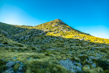 Abendwanderung zum Puig de I'Águila vor den Toren der Bucht von Cala Sant Vicenç auf der Balearen...