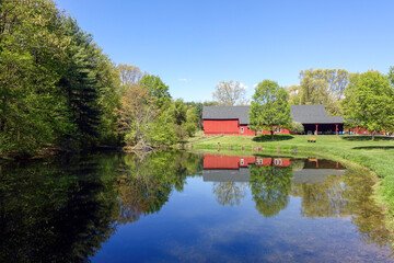 Obraz premium Red barn at the entrance to Northwest Park - Windsor, Connecticut (CT)