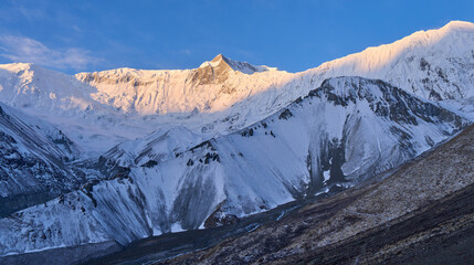 Fototapeta premium Mount Khangsar Kang or also Rock Noir, seen over the Tilicho Lake trail, Annapurna Conservation Area, Himalaya, Nepal. Annapurna Circuit trail.