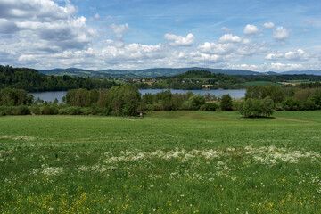 Lago e colline verdi in un paesaggio rurale