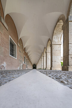 The stoa was a construction typical of Greek urbanism, common in agoras, and which basically consisted of a colonnade that supported an elongated covered space