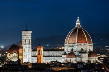 Obraz premium Florence Cathedral, also known as Santa Maria del Fiore, with the huge Dome of Brunelleschi, a medieval masterpiece and the symbol of the city of Florence, in Tuscany, Italy, Europe. 