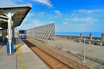 ホームから海が見える市振駅　新潟県糸魚川市