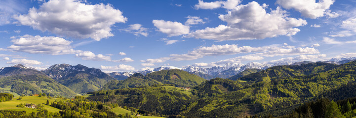 Fototapeta premium Steyrtal in Oberösterreich mit Blick auf die Hallermauern