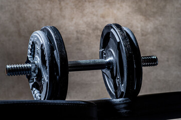 Obraz premium metalowe hantle w domowej siłowni do ćwiczeń