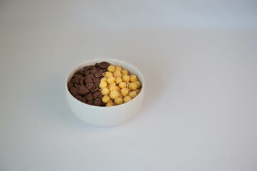A bowl of brown and yellow corn falkes