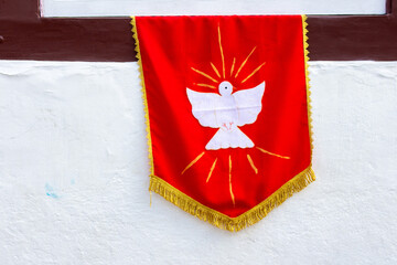 Detalhe da bandeira do Divino Espírito Santo pendurada em uma janela em Paraty, no Rio de Janeiro