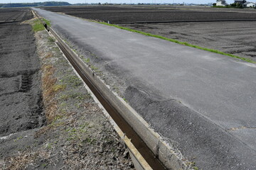 農道と農業用水路 田園風景