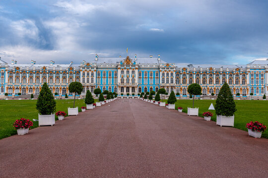 Katharinenpalast in Puschkin, nahe St. Petersburg &ndash; barockes Schloss mit prachtvoller Fassade und Parkanlage in Russland