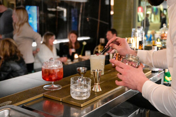 barman prepara un cocktail per il clienti di un bar alla moda