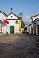 Vista da Igreja de Nossa Senhora do Rosário e São Benedito em Paraty, Rio de Janeiro.
