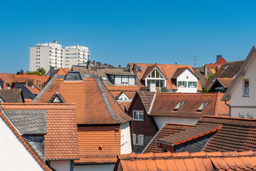 Blick über die Dächer von historischen, kleinen  Wohnhäusern in derverwinkelten Altstadt von Bad...