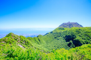 Fototapeta premium 初夏の国見岳から見た雲仙普賢岳 長崎県雲仙市 Unzen Fugendake seen from Kunimidake in early summer. Nagasaki Pref, Unzen City.