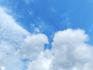 Obraz premium White clouds and blue sky. The view of the clouds and sky is clear and calming 