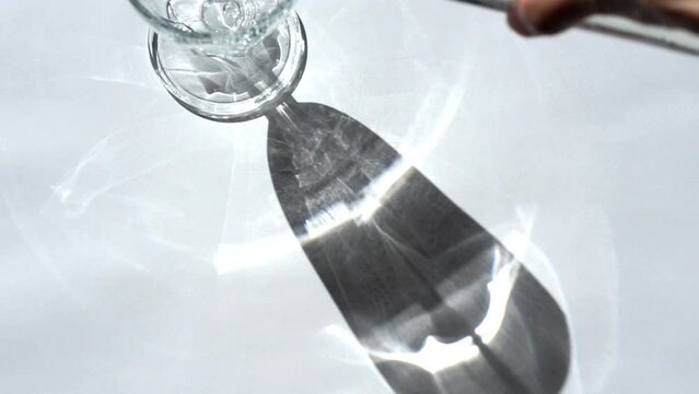 グラスに注ぐ炭酸水の影