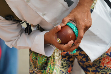 Gasing, a traditional game that uses wood and rope. Apart from gasing, this game is also known by several terms such as gangsing, panggal, pukang, begasing, apiong, and maggasing.