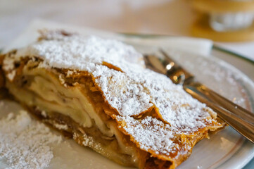 オーストリアで有名なスイーツ、アプフェルシュトゥルーデルをレストランで食べる