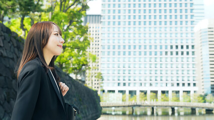 街を歩く女性ビジネスパーソン