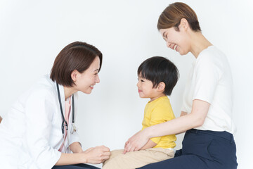 病院で子供の診察をする女性医師