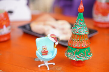 椅子にプレゼントが載っているオーナメントとツリーの形のマトリョーシカ