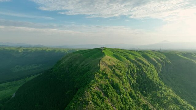 壮大な山嶺の風景　ドローン空撮