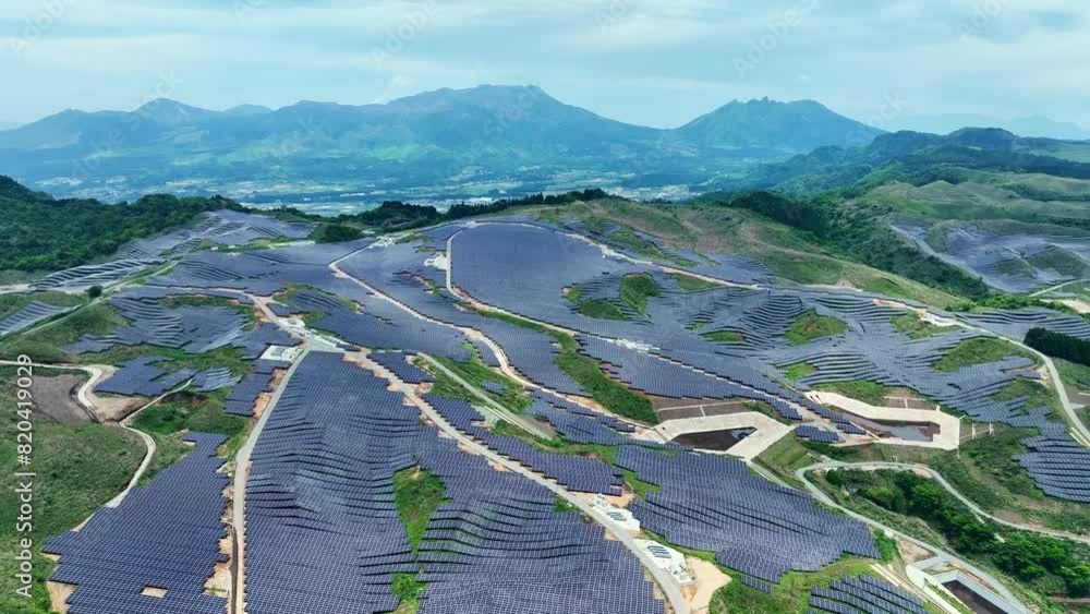 Poster 山肌に設置されたメガソーラー太陽光発電所　空撮